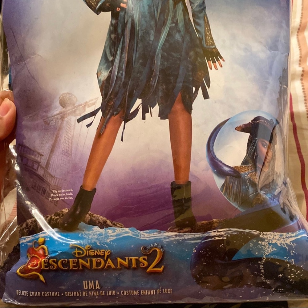 Descendants 2 costume